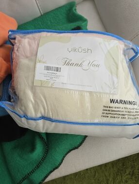 Yiküsh Cream & Blue Travel Pillow